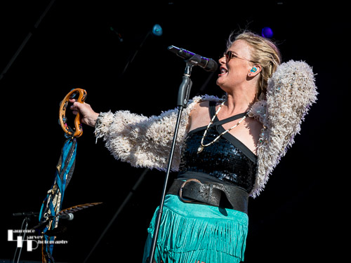 Elles Bailey on vocals