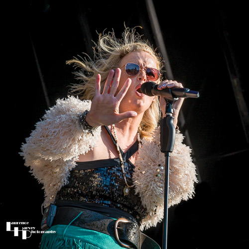 Elles Bailey on vocals
