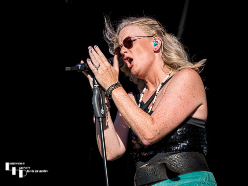 Elles Bailey on vocals