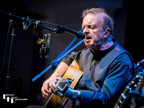 Gary Kenton on lead vocals & guitar