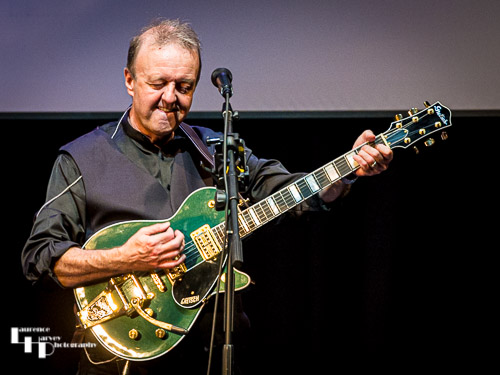 Gary Kenton on lead vocals & guitar