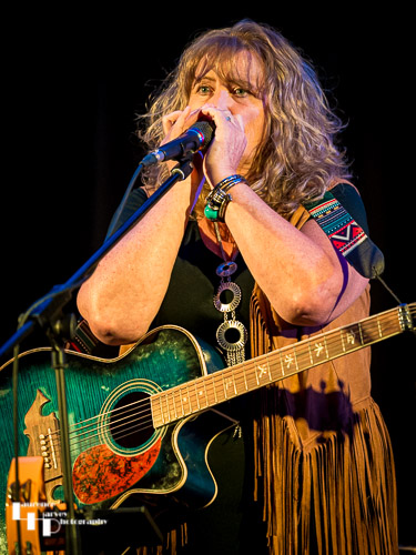 Chrissy Sands on vocals & harmonica