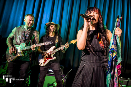 Phoebe Jane on lead vocals, Kris Barras & guest Troy Redfern on guitars