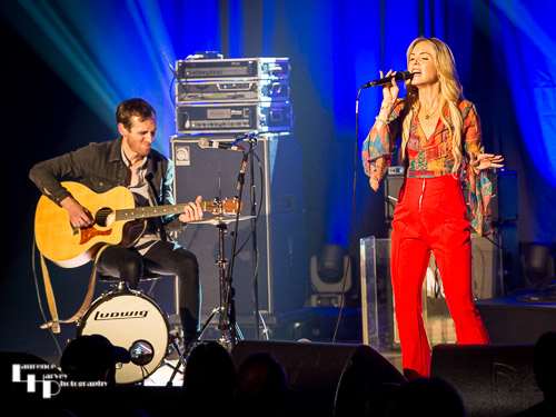 Laura Evans on vocals, Joe Hazell on guitar