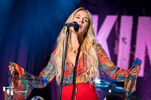 Laura Evans on vocals