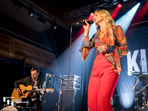 Laura Evans on vocals, Joe Hazell on guitar