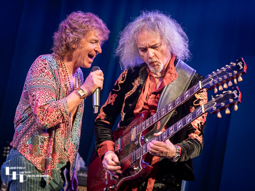 Ian Cook on vocals & Toby Jones on guitar