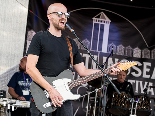 Simon West on guitar & vocals