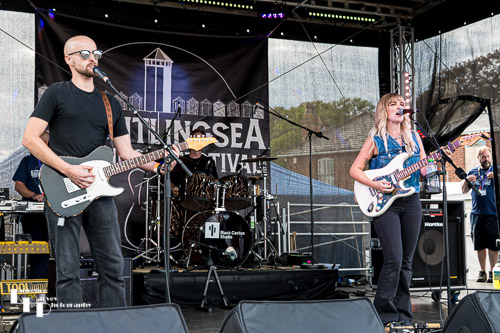 Lianne Kaye on vocals & guitar, Simon West on guitar