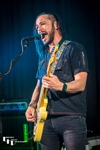 Simon De Souza on vocals & guitar