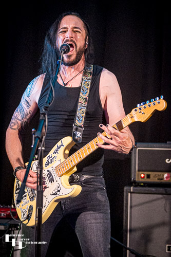 Simon De Souza on vocals & guitar