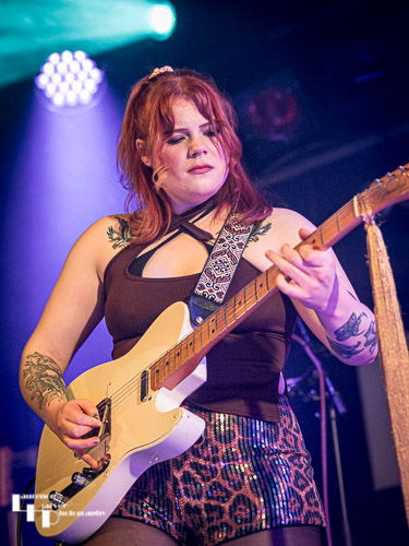 Lorna Lynne on vocals & guitar