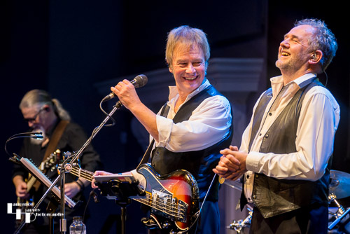 Jerry Langfield on lead vocals & bass, Allan Gifford on drums