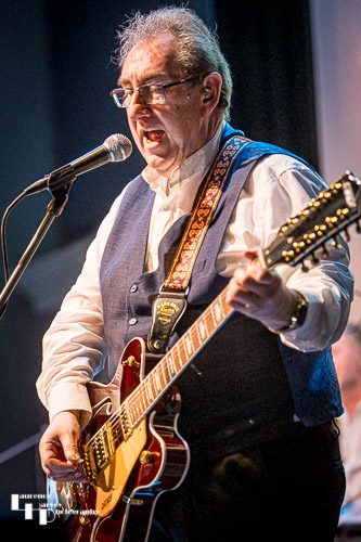 Alan Jenkins on lead guitar