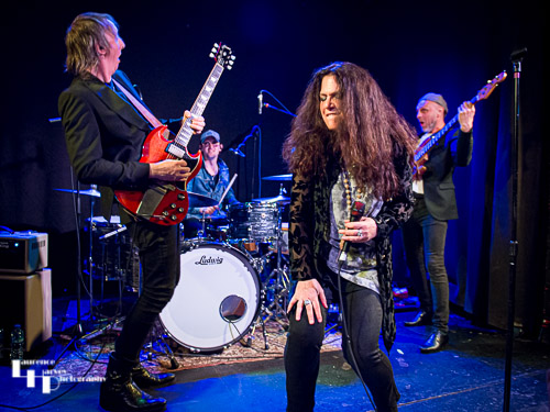 Sari Schorr & her band on stage at The Waterfront Studio