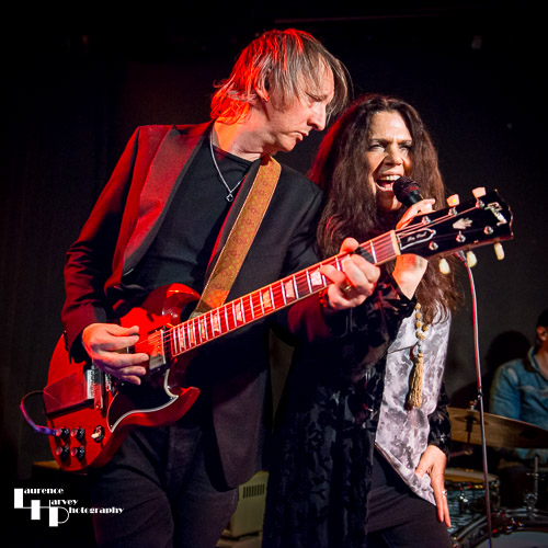 Sari Schorr on vocals & Ash Wilson on guitar
