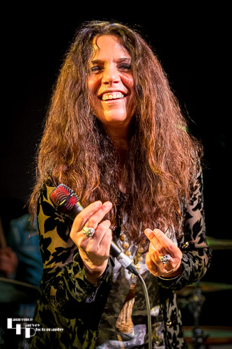 Sari Schorr on vocals