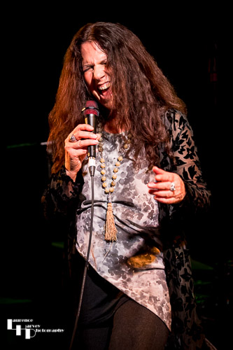 Sari Schorr on vocals