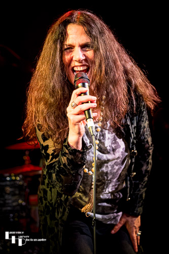 Sari Schorr on vocals
