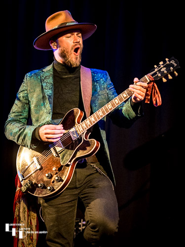 Thomas Heppell on vocals & guitar