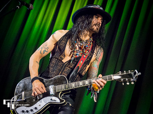 Troy Redfern on vocals & guitar