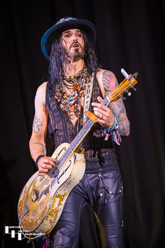 Troy Redfern on vocals & guitar