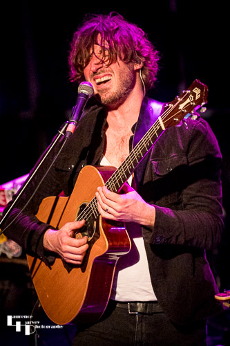 Wille Edwards on guitar & vocals