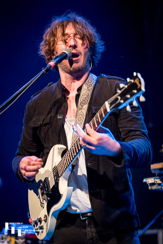 Wille Edwards on guitar & vocals