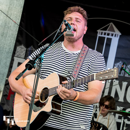 Joe Sherwood on vocals & guitar