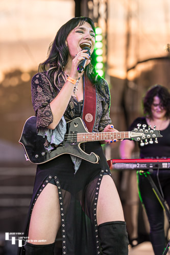 Grace Bond on vocals