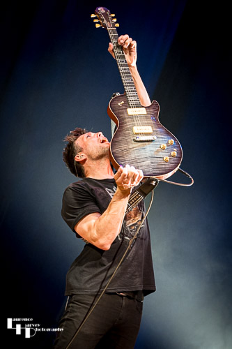 Aynsley Lister on vocals & guitar