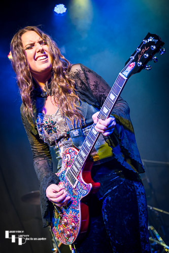 Ally Venable on vocals & guitar