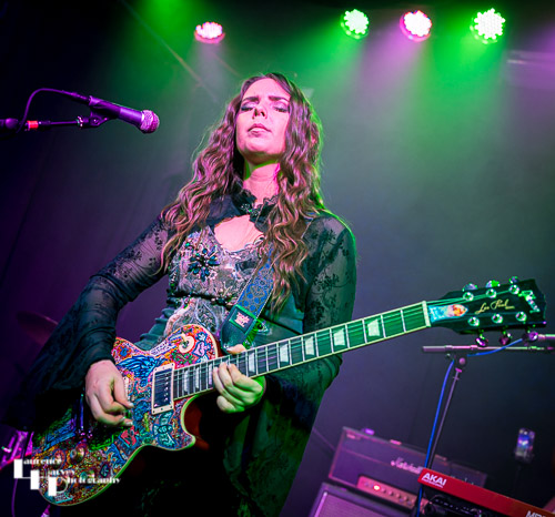 Ally Venable on vocals & guitar