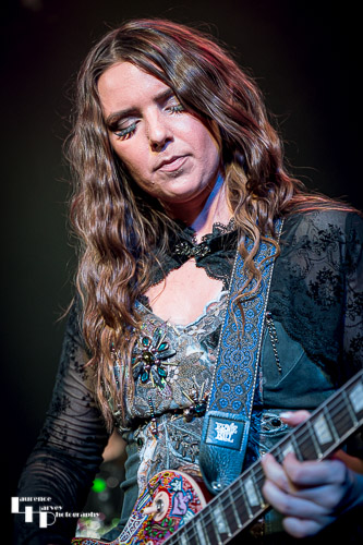 Ally Venable on vocals & guitar