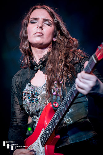Ally Venable on vocals & guitar