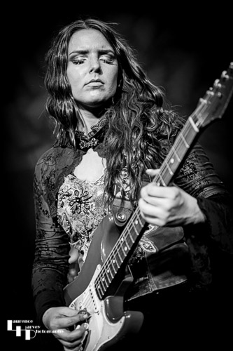 Ally Venable on vocals & guitar
