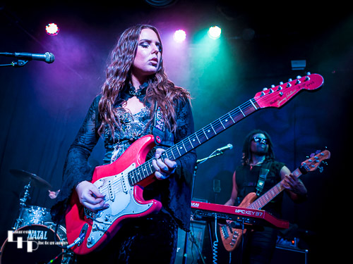 Ally Venable on vocals & guitar