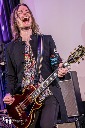 Neil Murdoch on guitar & vocals