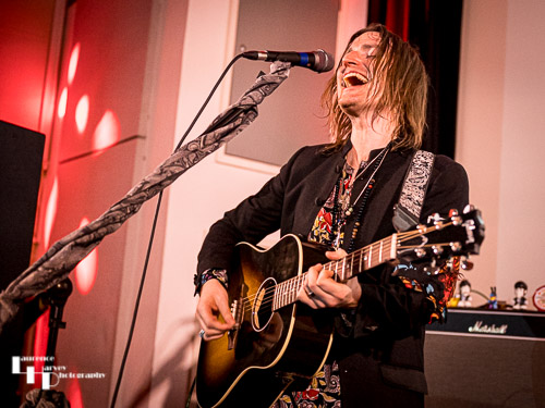 Neil Murdoch on guitar & vocals