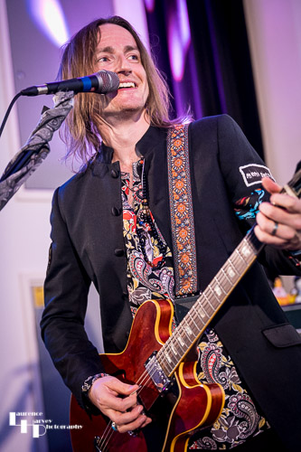 Neil Murdoch on guitar & vocals