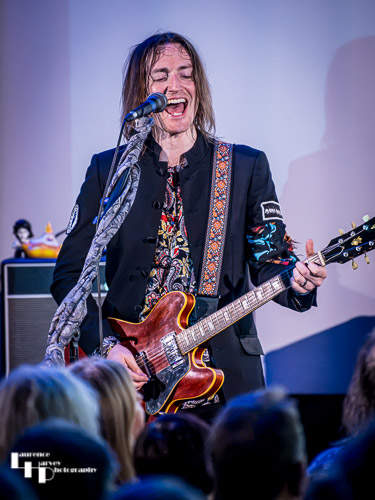 Neil Murdoch on guitar & vocals