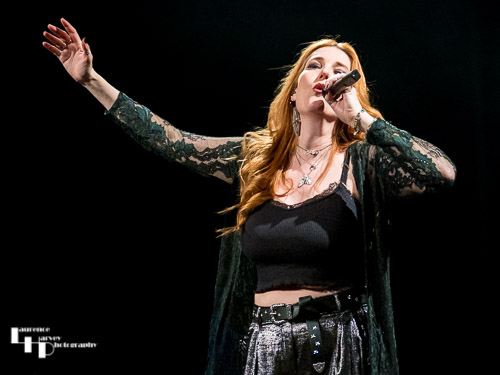 Lindsey Bonnick on vocals