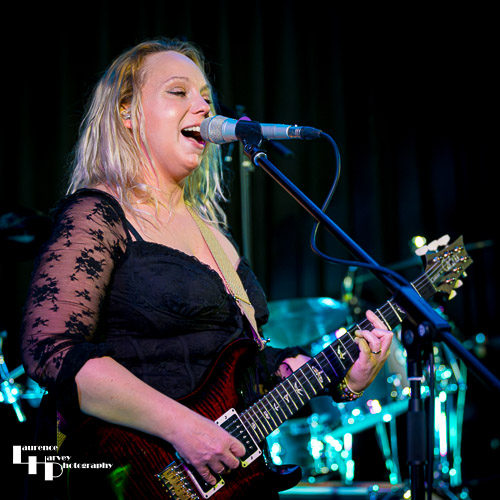 Chantel McGregor on vocals & guitar