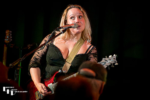 Chantel McGregor on vocals & guitar