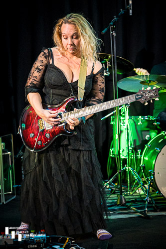 Chantel McGregor on vocals & guitar