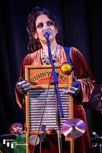 Jo Carley on vocals & washboard
