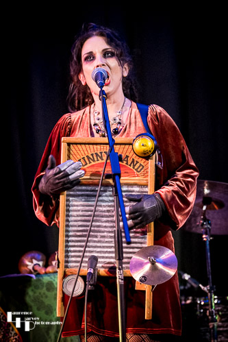 Jo Carley on vocals & washboard