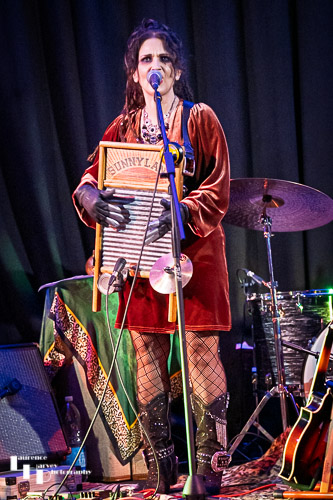 Jo Carley on vocals & washboard