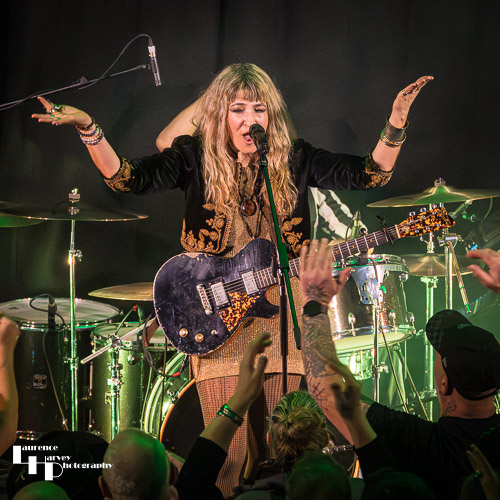 Lee-la Baum on vocals & guitar