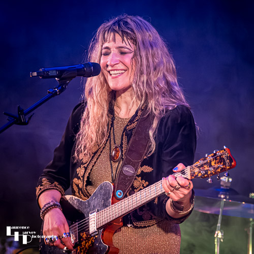 Lee-la Baum on vocals & guitar